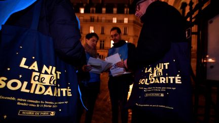 Des bénévoles de la Nuit de la Solidarité dans les rues de Paris, le 15 février 2018. (GERARD JULIEN / AFP)