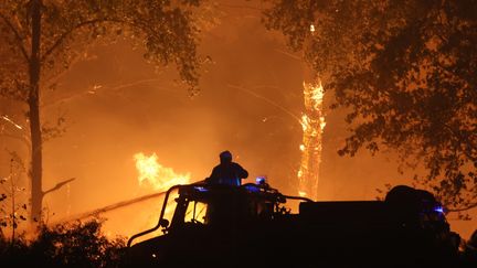 Un pompier lutte contre un incendie dans le Médoc à Saumos, le 12 septembre 2022. (FABIEN COTTEREAU / MAXPPP)