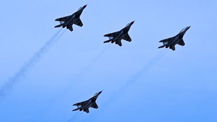 Des avions de chasse Mikoyan MiG-29 participent à une répétition pour le défilé du Jour de la Victoire, qui marque le 77e anniversaire de la victoire sur l'Allemagne nazie pendant la Seconde Guerre mondiale, sur le terrain d'entraînement d'Alabino (Russie), le 18 avril 2022. (PAVEL BEDNYAKOV / SPUTNIK / AFP)