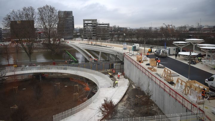 Les travaux se terminent progressivement sur la Place olympique du village des athlètes. (Hortense Leblanc)