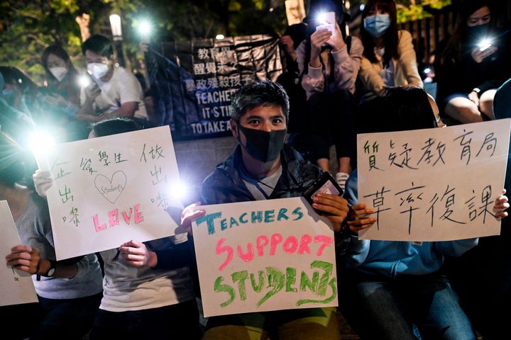 Manifestation de soutien aux étudiants barricadés dans l'université polytechnique de Hong Kong. (YE AUNG THU / AFP)