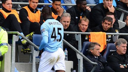 Balotelli sous les yeux de ses coéquipiers Nasri, Clichy et Touré, sans un regard à Mancini