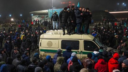 Des milliers de personnes se sont rassemblées mercredi 5 janvier à Almaty, capitale économique du Kazakhstan, pour protester contre la hausse du prix du gaz. Au cours d'émeutes, des dizaines de personnes ont été tuées selon les forces de l'ordre. (ABDUAZIZ MADYAROV / AFP)