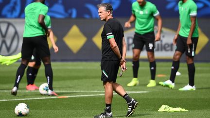 L'entraîneur de Saint-Étienne, Claude Puel (au centre), dirige ses joueurs lors d'une séance d'entraînement au Stade de France à Saint-Denis, le 23 juillet 2020. (FRANCK FIFE / AFP)