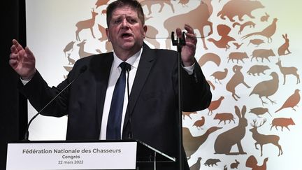 Le président de la Fédération nationale des chasseurs de France, Willy Schraen, s'exprime lors d'une assemblée générale, à Paris, le 22 mars 2022. (STEPHANE DE SAKUTIN / AFP)