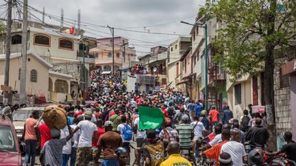 Des Haïtiens dans les rues de Port-au-Prince lors d'une manifestation contre le Premier ministre, le 29 mars 2022. (GEORGES HARRY ROUZIER / ANADOLU AGENCY / AFP)