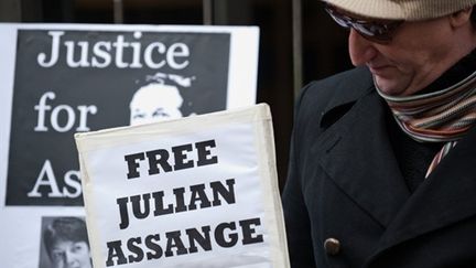 Un manifestant à Londres avec une pancarte : "libérez Julian Assange" (AFP)