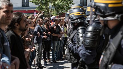 87 migrants qui s'&eacute;taient install&eacute; rue Pajol, dans le 18e arrondissement de Paris, sont &eacute;vacu&eacute;s le 8 juin. Avec des manifestants, ils ont form&eacute; une cha&icirc;ne humaine.&nbsp; (LAURENCE GEAI / SIPA)