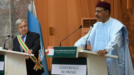 Le président nigérien Mohamed Bazoum (à droite) et le Secrétaire général des Nations unies Antonio Guterres, lors d'une conférence de presse à Niamey, le 2 mai 2022. (ISSOUF SANOGO / AFP)