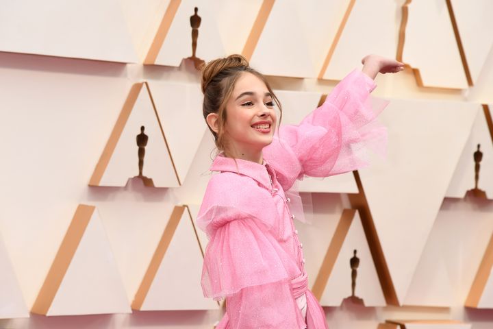 Julia Butters&nbsp;dans une robe Christian Siriano en coton rose bonbon..&nbsp;92e cérémonie des Oscars, dans la nuit du dimanche 9 au lundi 10 février à Los Angeles.&nbsp; (JEFF KRAVITZ / FILMMAGIC, INC)