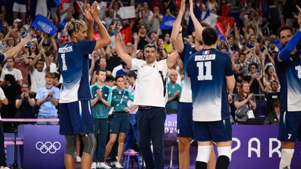 Andrea Giani, entraîneur italien de l'équipe de France, avec Antoine Brizard et Barthélémy Chinenyeze, joueurs évoluant dans le championnat d'Italie, le 5 août 2024 lors du quart de finale des Jeux de Paris entre la France et l'Allemagne à l'Arena Paris Sud. (HERVIO JEAN-MARIE / KMSP / AFP)