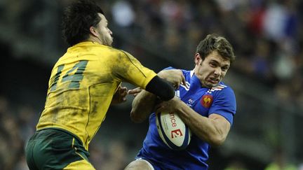 Adam Ashley Cooper tente d'arrêter Vincent Clerc lors de France-Australie