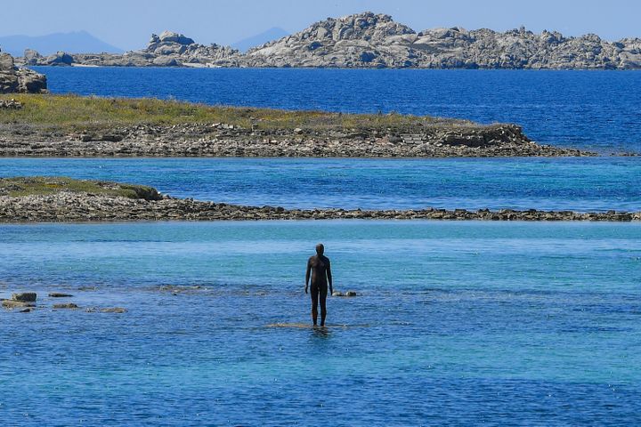 Statue de l'artiste&nbsp;Antony Gormley exposée sur l'île de Delos, en Grèce,&nbsp;mai 2019 (LOUISA GOULIAMAKI / AFP)