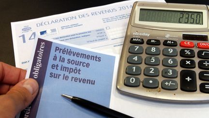 &nbsp; (Formulaire de déclaration et notice de prélèvement à la source©MAXPPP)