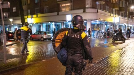 Des policiers dans une rue d'Amsterdam (Pays-Bas), pendant le couvre-feu, le 25 janvier 2021.&nbsp; (Els Zweerink / ANP MAG / ANP via AFP)