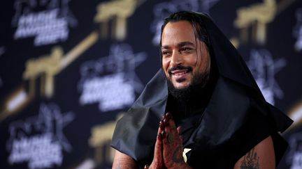 Le chanteur français Slimane pose à son arrivée à la 26e édition de la cérémonie des NRJ Music Awards, à Cannes, le 1er novembre 2024. (VALERY HACHE / AFP)