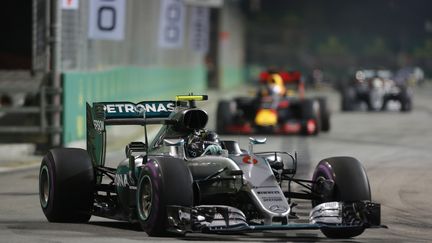 Nico Rosberg (Mercedes) s'est imposé dans les rues de Singapour (FRANCOIS FLAMAND / DPPI MEDIA)