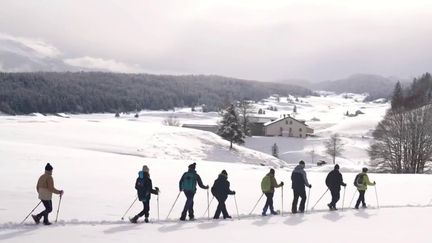 Randonnées d’hiver : une balade en raquettes dans le Haut-Jura tapissé de neige (France 2)