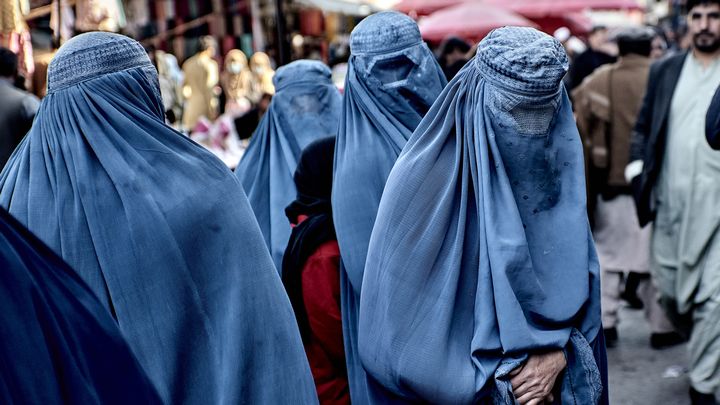 Des femmes dans un marché de Kaboul. Depuis le retour au pouvoir des Talibans, les femmes qui osent encore sortir le font vêtues d'une burqa ou d'un voile intégral. (ANTONIN BURAT / LE PICTORIUM / MAXPPP)