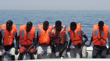 Des migrants sont secourus par le bateau "Aquarius" en mer Méditerranée, le 27 juin 2017. (LENA KLIMKEIT / AFP)