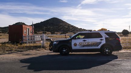 Une voiture de police sur les lieux du tournage de "Rust", le 25 octobre 2021 à Santa Fe (Etats-Unis). (JAE C. HONG / AP / SIPA)