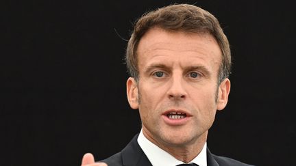 Emmanuel Macron lors d'un discours à Guéret (Mayenne), le 16 septembre, pour les Journées du patrimoine. (EMMANUEL DUNAND / AFP)