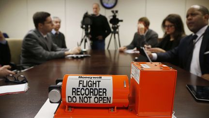 Si elle est retrouv&eacute;e, la bo&icirc;te noire qui enregistre les deux derni&egrave;res heures de conversations dans le cockpit ne donnera que peu d'informations sur le d&eacute;roulement du vol MH370. (CHARLES DHARAPAK / AP / SIPA)