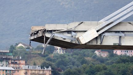 Le viaduc de Gênes (Italie), qui s'est effondré mardi 14 août 2018. (STEFANO RELLANDINI / REUTERS)