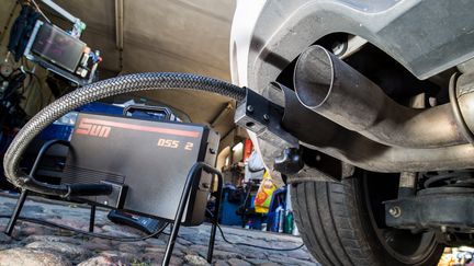 Une Volkswagen soumise &agrave; un test dans un garage de&nbsp;Francfort-sur-l'Oder (Allemagne), le 1er octobre 2015. (PATRICK PLEUL / DPA / AFP)