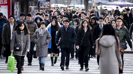 Ambiance matinale dans le quartier des affaires de Shanghai lors de l'arrivée des salariés au bureau. (VINCENT ISORE / MAXPPP)