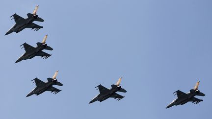 Des avions F-16 de l'arm&eacute;e isra&eacute;lienne, &agrave; l'occasion de la f&ecirc;te de l'ind&eacute;pendance, c&eacute;l&eacute;br&eacute;e le 16 avril 2013.&nbsp; (AMIR COHEN / REUTERS )