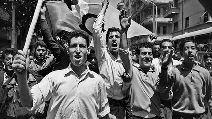 &nbsp; "Membre de la prestigieuse agence Magnum qu’il a rejointe dès 1953 à l’invitation d’Henri Cartier-Bresson et Robert Capa, le jeune Marc Riboud (1933-2016) parcourt le monde du Moyen à l’Extrême-Orient et réalise des reportages témoignant du nouvel ordre mondial né des suites de la Seconde guerre mondiale. En 1960, il se rend en Algérie pour la première fois et couvre la semaine des barricades érigées par les partisans de l’Algérie française et du Général Massu. Il y retourne ensuite régulièrement et va saisir, au cours de l’année 1962, les moments décisifs de l’accession du peuple algérien à l’indépendance. Il est alors l’un des rares photographes présents sur le terrain, parfois le seul à avoir capturé avec autant de vérité la puissance populaire de l’indépendance en 1962. Outre la qualité photographique de son travail, ses images constituent encore aujourd’hui une source documentaire unique." (MARC RIBOUD)