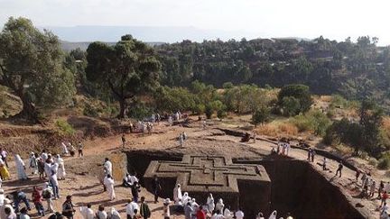 Le 7 janvier 2014 à Lalibela, en Ethiopie, les pèlerins se sont retrouvés pour célébrer la naissance du Christ dans l'église orthodoxe Saint-Georges. Comme d'autres lieux saints de la région, elle a été enterrée lors de sa construction au 13e siècle pour la rendre moins vulnérable aux attaques. (FTV)