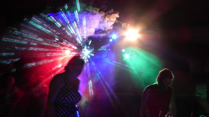 Une piste de danse dans une discothèque. Photo d'illustration. (STÉPHANE MILHOMME / FRANCE-INFO)