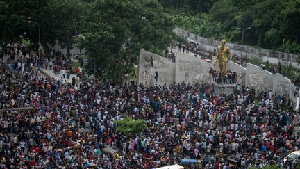 Des manifestants célèbrent la démission de la Première ministre du Bangladesh, Sheikh Hasina, le 5 août 2024, à Dacca, la capitale. (SYED MAHAMUDUR RAHMAN / NURPHOTO / AFP)