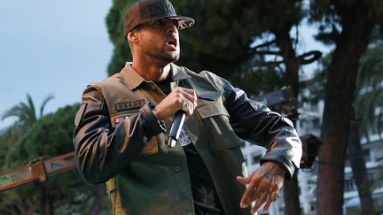 Le rappeur Booba se produit sur le plateau de Canal+, le 19 mai 2014, &agrave; Cannes (Alpes-Maritimes). (LOIC VENANCE / AFP)