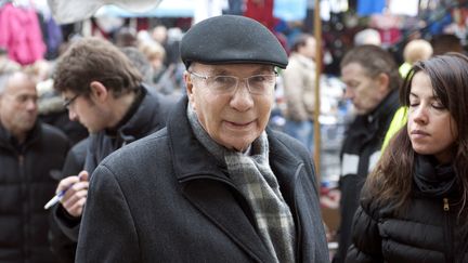 L'ancien maire de Corbeil-Essonnes (Essonne), Serge Dassault, le 28 novembre 2010, dans les rues de la ville. (BERTRAND LANGLOIS / AFP)