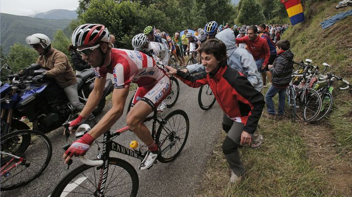 Des spectateurs aident les coureurs du Tour de France &agrave; franchir la c&ocirc;t&eacute; du Mur de P&eacute;gu&egrave;res, le 15 juillet 2012.&nbsp; (CHRISTOPHE ENA / SIPA)