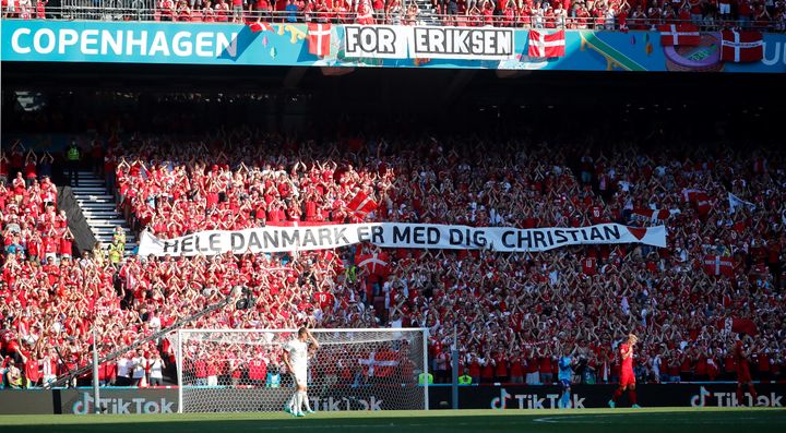 Le public danois a rendu hommage à Christian Eriksen lors de la recontre Danemark-Belgique le 17 juin 2021. (WOLFGANG RATTAY / POOL / AFP)