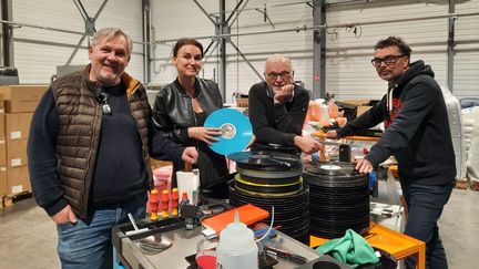 Les quatre associés de B-Side Factory, dans leur usine de pressage de vinyles, à Montaigu-Vendée, en janvier 2022.&nbsp; (ANNE CHÉPEAU / FRANCE INFO)