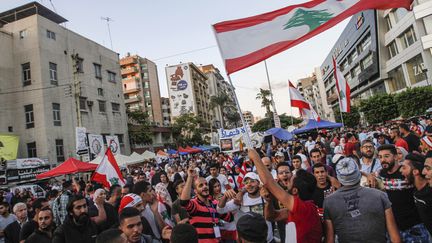 Des&nbsp;manifestants célèbrent la démission du Premier ministre Saad Hariri à Sidon, le 29 octobre 2019. (MAHMOUD ZAYYAT / AFP)