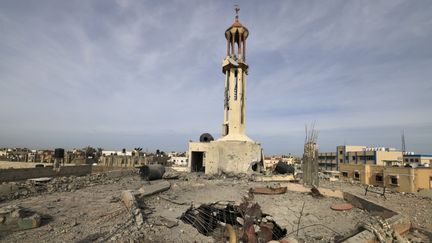 Une mosquée a en partie été détruite par une frappe israélienne à Khan Younès, le 25 novembre 2023. (MAHMUD HAMS / AFP)