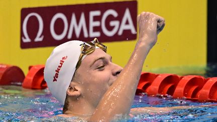 Léon Marchand exulte après sa victoire au 200 m quatre nages, le 27 juillet 2023. (MANAN VATSYAYANA / AFP)