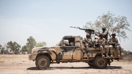 Des soldats de l'armée nigériane dans l'État de Borno, au nord-est du Nigeria, le 25 mars 2016. (STEFAN HEUNIS / AFP)