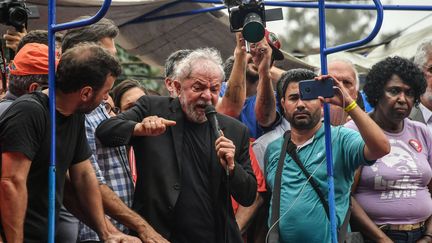 L'ancien président Lula s'adresse à ses partisans lors de sa sortie de prison à Sao Paulo au Brésil, le 9 novembre 2019. (NELSON ALMEIDA / AFP)