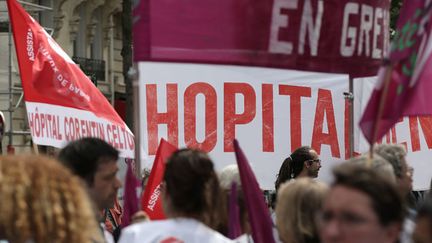 &nbsp; (Manifestation devant le ministère de la Santé contre la réforme de l'AP-HP © IP3 PRESS/MAXPPP)