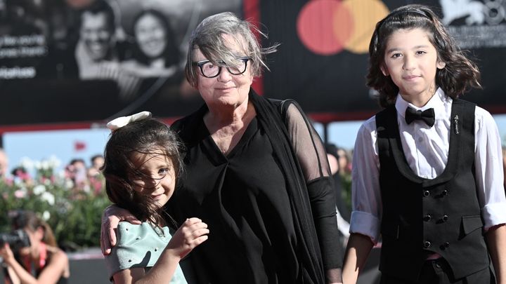 La cinéaste Agnieszka Holland avec ses deux jeunes comédiennes lors de la présentation de son film "Green Border" à la Mostra de Venise le 5 septembre 2023 (Tiziana FABI / AFP)