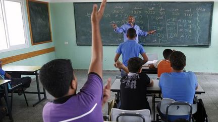 Cours d'hébreu dans un collège palestinien de Rafah à Gaza en octobre 2012. (AFP/ Mohammed Abed)