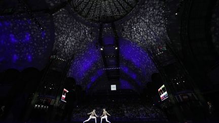 Sanctuaire. Dans l'exceptionnel écrin du Grand Palais, Manon Apithy Brunet (à droite) et Sara Balzer (à gauche) se sont défiées dans une finale franco-française pour le titre olympique en sabre, le 29 juillet. (ANDREW MEDICHINI / AP)