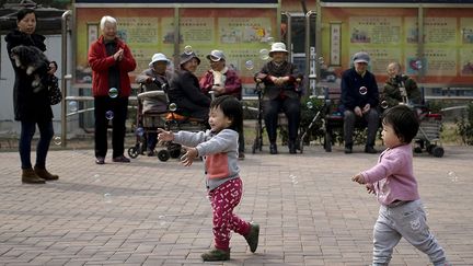 En 1979, la Chine avait introduit la politique de limitation des naissances pour endiguer une démographie galopante. Sa population s’élève aujourd’hui à près de 1.4 milliards d’habitants. Et en 2050, un Chinois sur trois aura plus de 60 ans. Pour remédier au vieillissement de la population, Pékin a décidé en 2015 d’assouplir cette politique de l’enfant unique en autorisant l'ensemble des couples à avoir deux enfants. Mais cette nouvelle politique n'aura qu'un effet marginal pour ralentir le vieillissement dans les vingt prochaines années, indique une étude du «Lancet», publiée en octobre 2016. Car selon les experts, les 50 millions de naissances attendus d’ici 2029 ne permettront pas le rajeunissement de la population.  (Andy Wong/AP/SIPA)